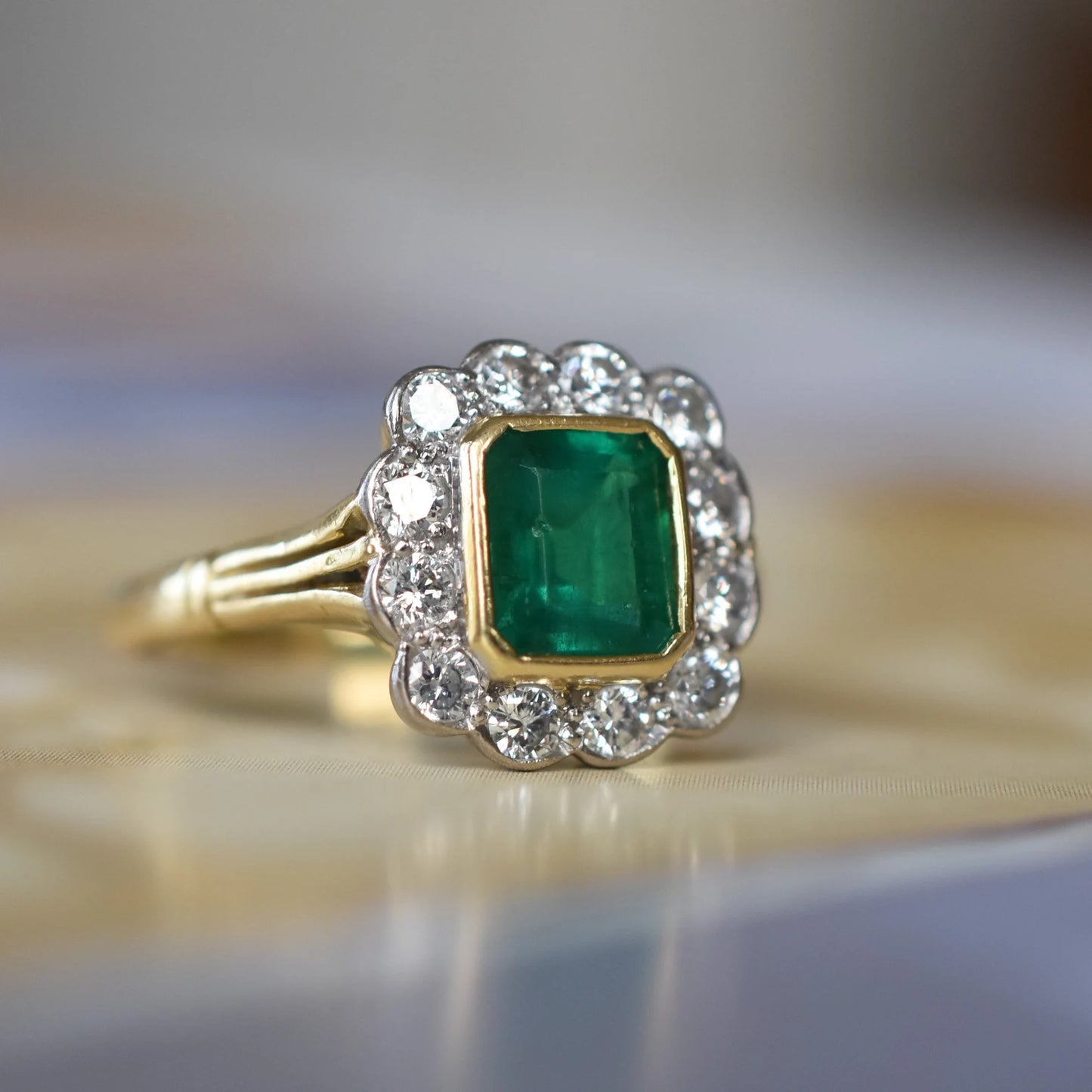 Vintage 18k Gold Emerald Diamond Cluster Ring