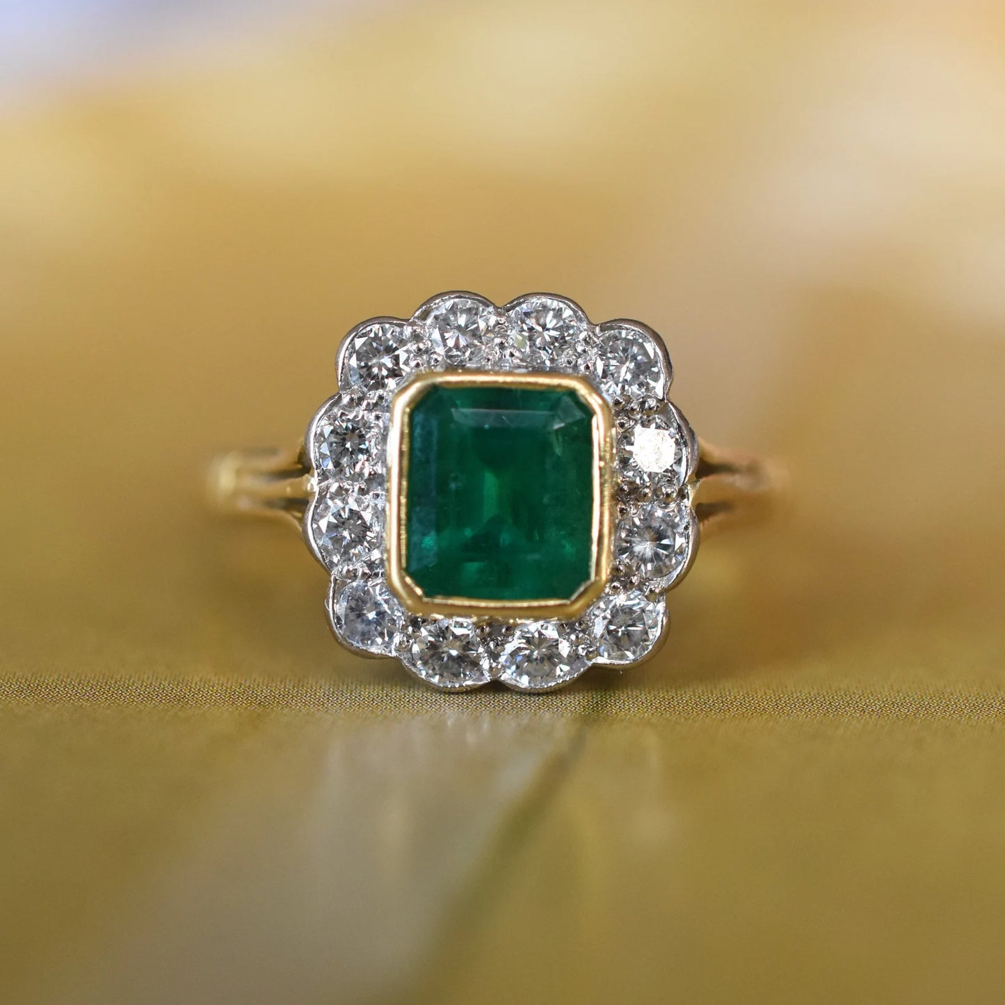 Vintage 18k Gold Emerald Diamond Cluster Ring
