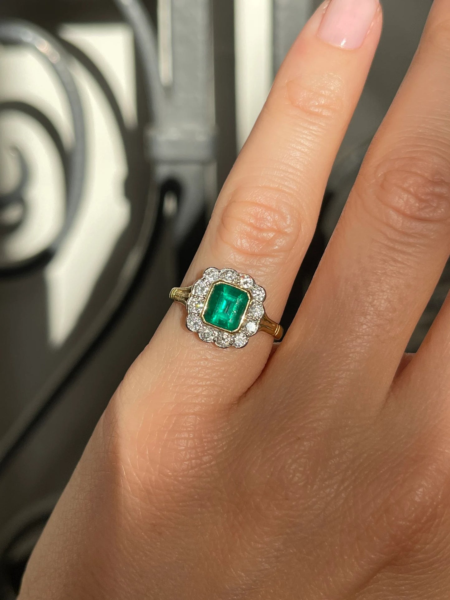 Vintage 18k Gold Emerald Diamond Cluster Ring
