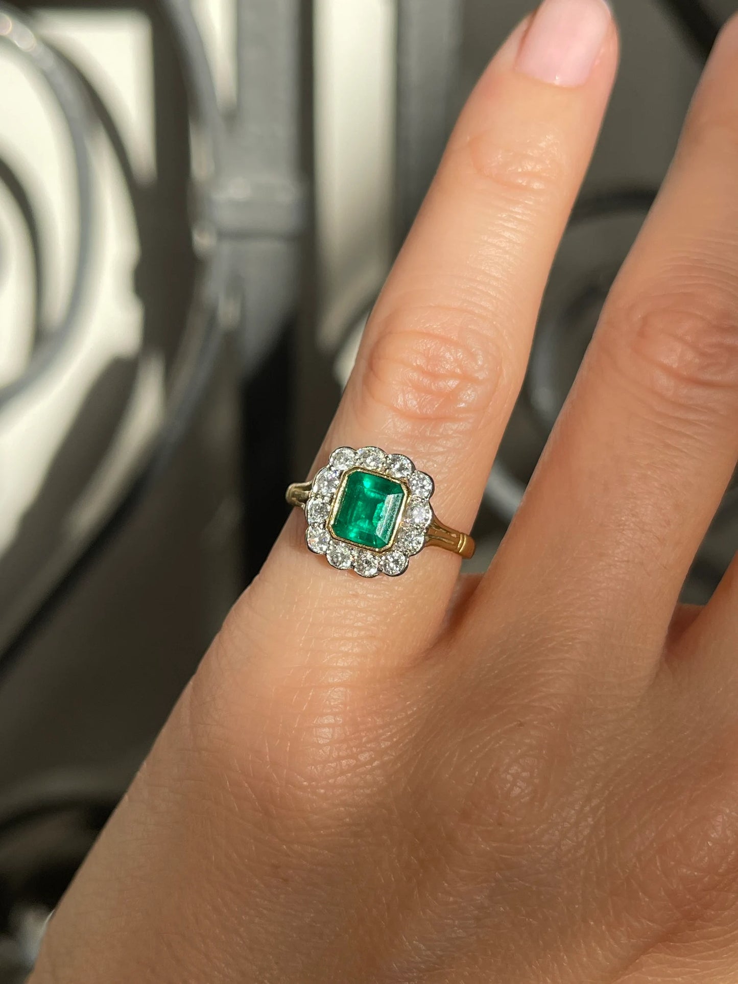Vintage 18k Gold Emerald Diamond Cluster Ring