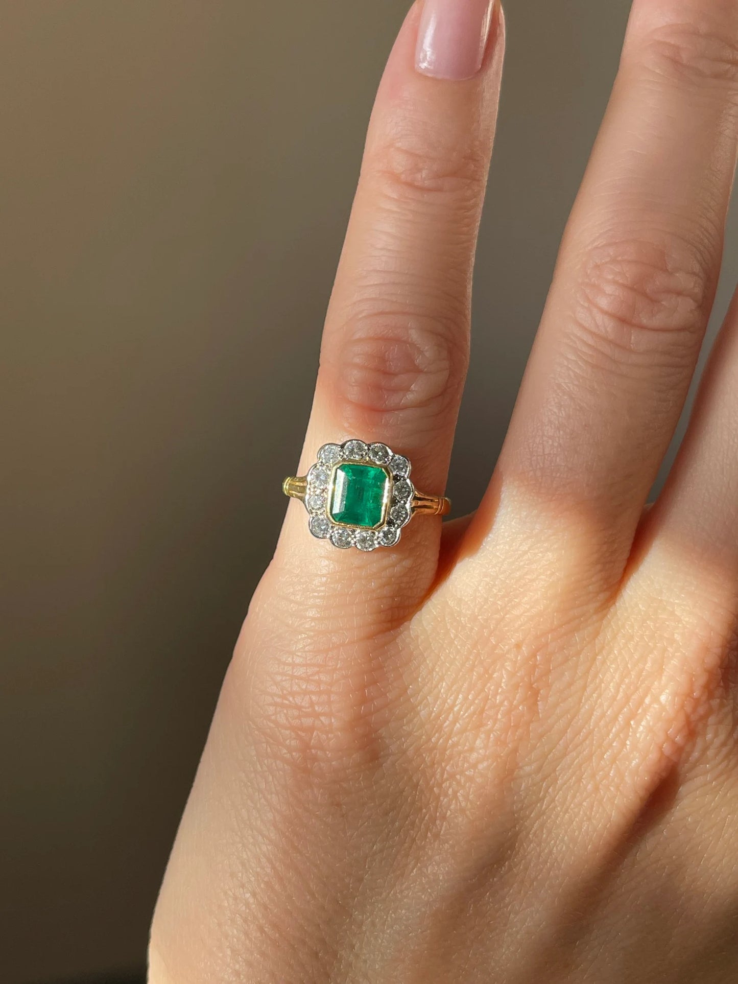 Vintage 18k Gold Emerald Diamond Cluster Ring