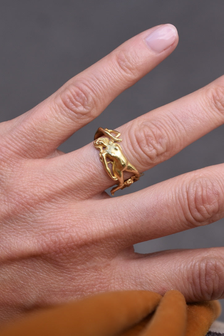Sculptural Ring with Three Intertwined Female Figures in 18k Yellow Gold