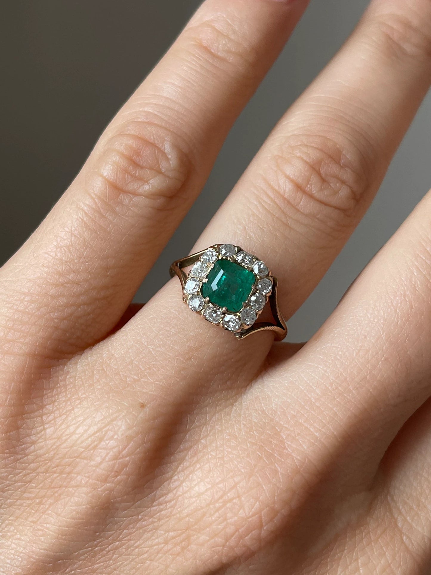 Vintage Emerald and Diamond Cluster Engagement Ring in 18ct 18k Yellow Gold