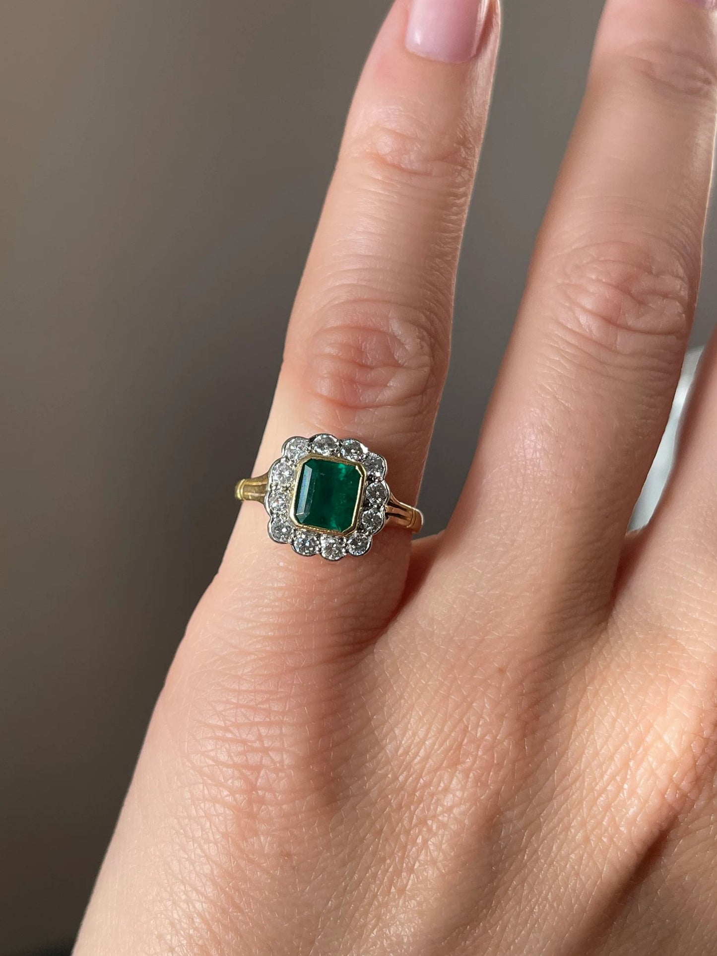 Vintage 18k Gold Emerald Diamond Cluster Ring