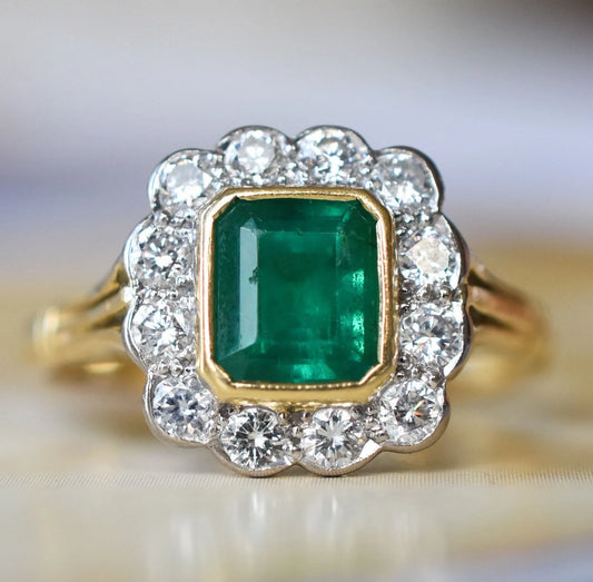 Vintage 18k Gold Emerald Diamond Cluster Ring