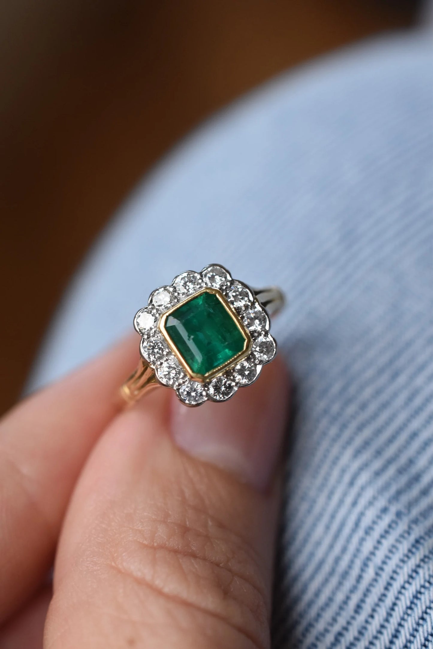 Vintage 18k Gold Emerald Diamond Cluster Ring